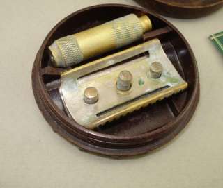 WW2 Pocket Bakelite Box with DISMOUNTABLE Safety Razor  