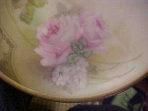 You are bidding on a vintage plate with PINK & WHITE ROSES, green 
