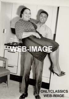 1960 BOXER MOHAMMED ALI HOLDS HIS MOTHER PHOTO  BOXING  