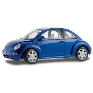    Volkswagen New Beetle Blue 1:18 Diecast Car Model: Toys & Games