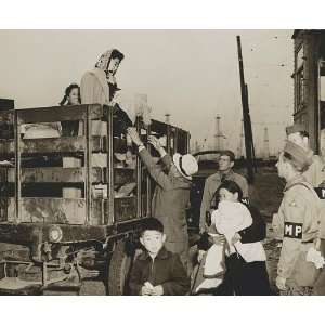   Americans,detention facilities,camps,truck,1942