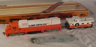 HO TYCO ILLINOIS CENTRAL GULF 4301 DIESEL ENGINE W/RAILS & CABOOSE 