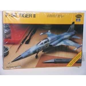  F 5E Tiger II Jet Fighter   Plastic Model Kit Everything 